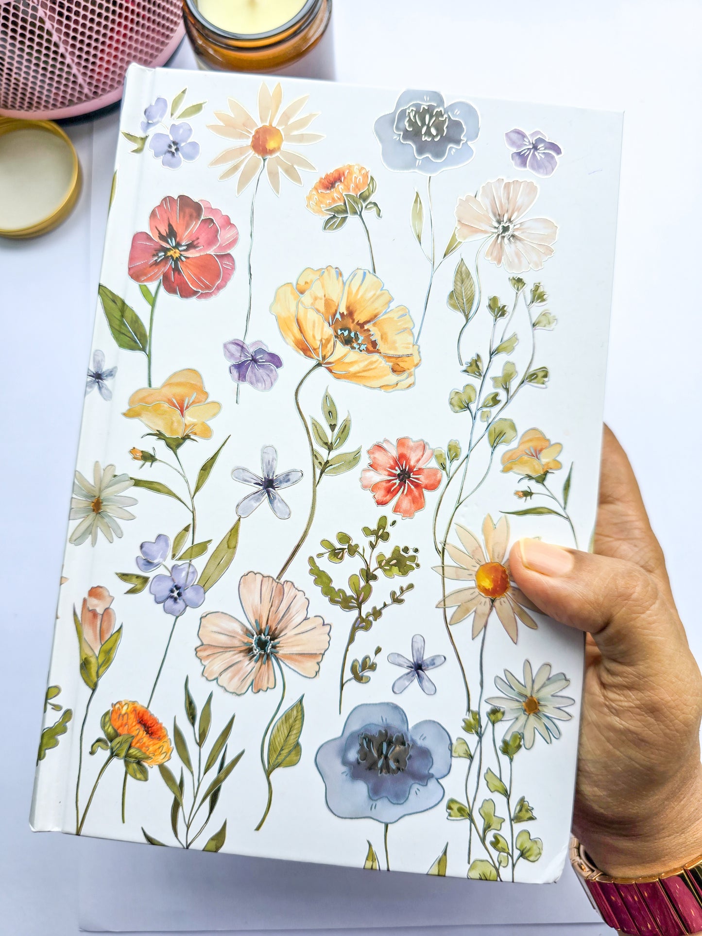 JZA5160-2300 | Hardcover Sketchbook A5 Features a White Cover Decorated Wlith a Delicate, Watercolor-Style