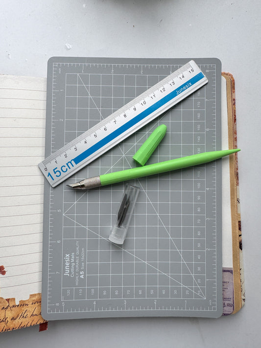 Js0015- Cutting mat With Pen Knife And Metal Scale Gray  | Set With Extra Blades